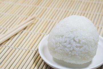 ふっくら握られたおにぎり（onigiri）は、日本のソウルフード。