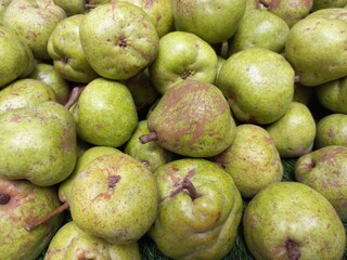 The pear is a sweet-tasting pip fruit of which there are two thousand varieties india,Sweet gree fresh Pear pic