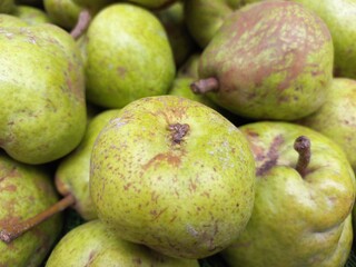 The pear is a sweet-tasting pip fruit of which there are two thousand varieties india,Sweet gree fresh Pear pic