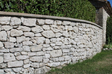 Muret en pierre, aménagement des extérieurs