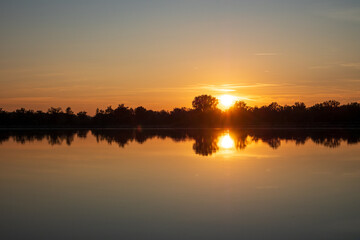 Sonnenuntergang am Inn bei Ranshofen, Bezirk Braunau, Öberösterreich, Österreich