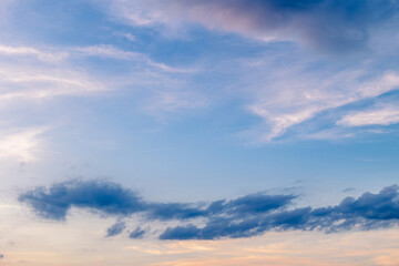 Obraz premium Beautiful sunset cloudy blue sky