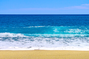 夏、海、青空、青い海、砂浜に打ち寄せる波