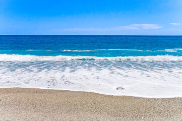夏、海、青空、青い海、砂浜に打ち寄せる波