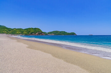 夏、海、青空、青い海、砂浜に打ち寄せる波