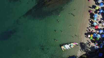 Praia linda com guarda sol e barco