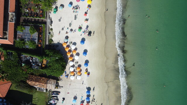 Praia linda com guarda sol e barco