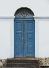 Alte blaue  Eingangstür mit Treppe