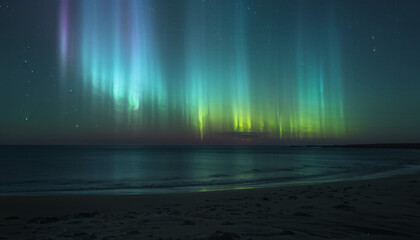 Obraz premium Beach with the Northern Lights Shimmering in the Sky Above