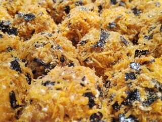 On September 2, 2024, in Shenzhen, Guangdong, a food shop is currently offering seaweed flavored pine and shellfish cuisine.