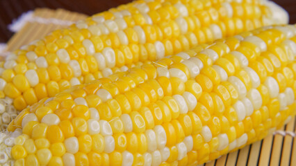 茹でたトウモロコシ