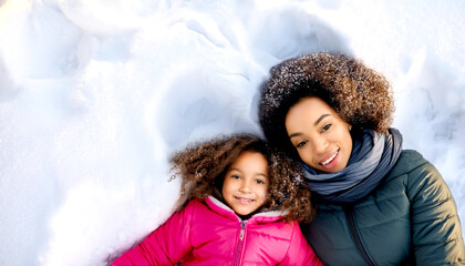 Obraz premium Kind mit Mama im Schnee, Schneeengel 