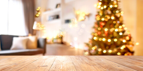 Holztisch im Vordergrund, im Hintergrund weihnachtlich geschmücktes Wohnzimmer 