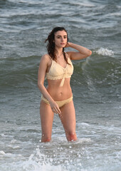 Obraz premium beautiful young woman at the beach
