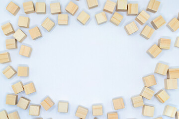 ウッドキューブをたくさんちりばめた楕円形のフレーム