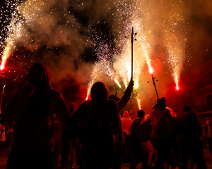 Noche de diablos en fiesta mayor mediterranea