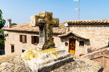 Cruz antigua en la iglesia del pueblo