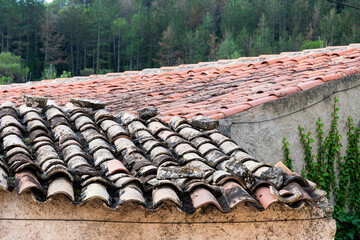 Tejadpos de pueblo con tejas antiguas con dos tonos diferentes