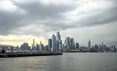 Naklejka premium hudson river pier with midtown manhattan skyline skyscrapers (public park promenade) hoboken jersey city new jersey (waterfront castle point new york city nyc) travel tourism dock harbor