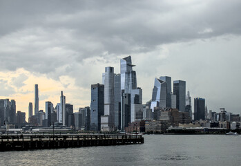 Naklejka premium hudson river pier with midtown manhattan skyline skyscrapers (public park promenade) hoboken jersey city new jersey (waterfront castle point new york city nyc) travel tourism dock harbor