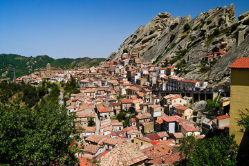 Fototapeta premium Pietrapertosa, il borgo antico, il castello e il caratteristico panorama delle Dolomiti Lucane, Potenza, Basilicata