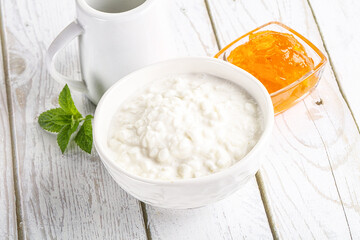 Grain curd with cream and jam