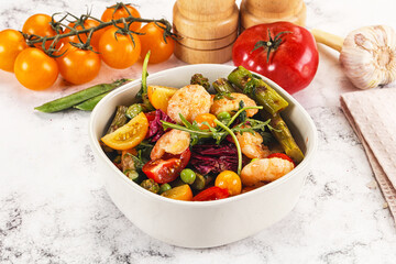 Gourmet salad with prawn and asparagus
