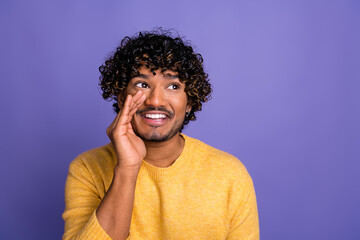 Photo of cheerful funny man wear trendy yellow clothes share tell say news empty space isolated on violet color background
