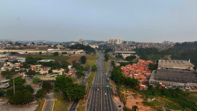 Este v&iacute;deo captura imagens a&eacute;reas impressionantes da Rodovia Raposo Tavares, uma das principais vias de conex&atilde;o do estado de S&atilde;o Paulo. Utilizando tecnologia de drone, exploramos a extens&atilde;o da rodovia