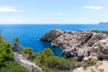 Ausblick raus auf die steinige Landzunge Punta des Castellàs vom Faro de Capdepera bei schönsten Sommerwetter auf Mallorca Spanien