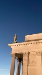 Obraz premium Statue on the roof 