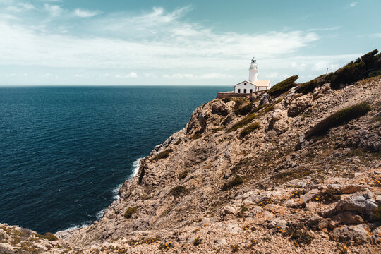Leuchtturm Faro de Capdepera bei sch&ouml;nsten Sommerwetter auf Mallorca Spanien am Mittelmeer