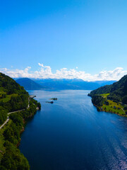 Naklejka premium A breathtaking and scenic view of a serene lake that is beautifully surrounded by majestic mountains