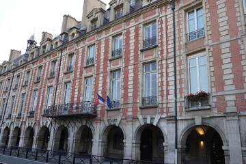 Fototapeta premium Gorgeous scene at Place des Vosges on a sunny morning