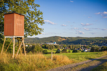 Ausblick auf ein Dorf im Tal vom Weg neben dem Hochsitz aus