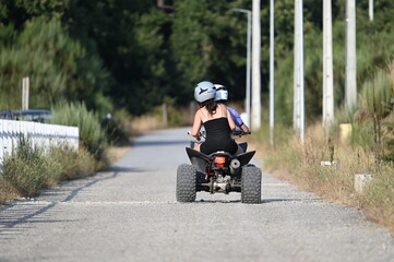 Jeunes sur un quad à la campagne © Cyndie