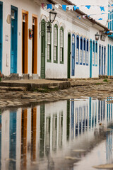 Ruas alagadas com reflexo dos casarões no centro histórico de Paraty, Rio de Janeiro, Brasil
