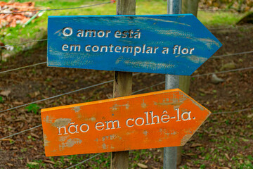 placas de conscientização com os dizeres: o amor está em contemplar a flor não em colhê-la.