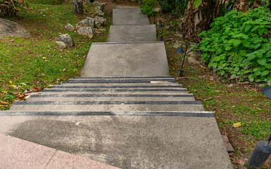 escada de cimento em local arborizado com pedras