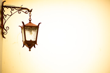 Arandela Clássica em parede de casa antiga. 