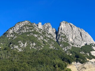 Obraz premium Rocky mountains around Mangart peak in the Julian Alps, Strmec na Predelu (Triglav National Park, Slovenia) - Felsige Berge rund um den Mangart-Gipfel in den Julischen Alpen (Triglav-Nationalpark)