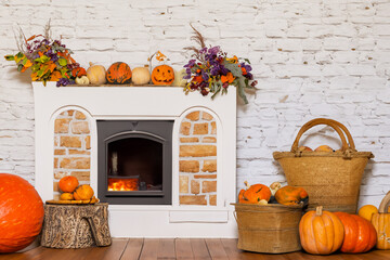 Decoración de otoño con calabazas y flores alrededor de una chimenea
