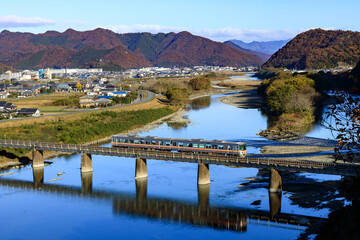 晩秋の揖保川を渡る姫新線の気動車
