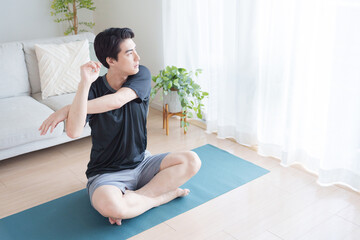 腕のストレッチをする男性