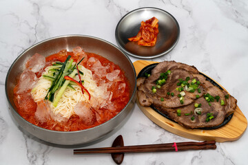 Red soup cold noodles