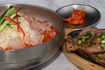 Red soup cold noodles