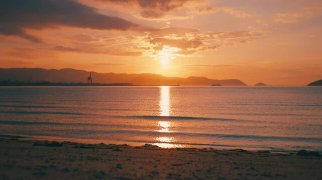 夕日が沈む海のビーチ