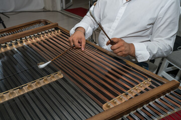 How to Choose a Hammered Dulcimer, A musician plays the Dulcimer  at a wedding in Romania