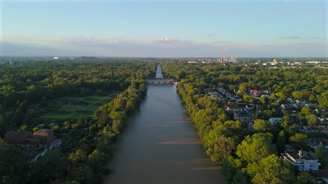 Stauwehr Oberfoehring Muenchen, Bayern, Deutschland Luftaufnahme im Sommer. Dam on Isar River in Munich, Germany aerial view in summer. Top view of the English Garden and the dam on the River Isar. 