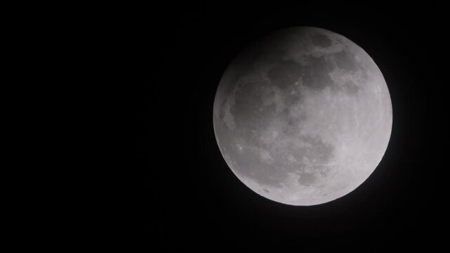Luna llena de la cosecha el d&iacute;a del eclipse parcial.